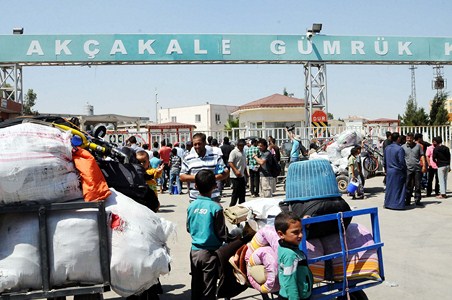 اللاجئون يعبرون الحدود عائدين من تركيا الى تل ابيض المحررة